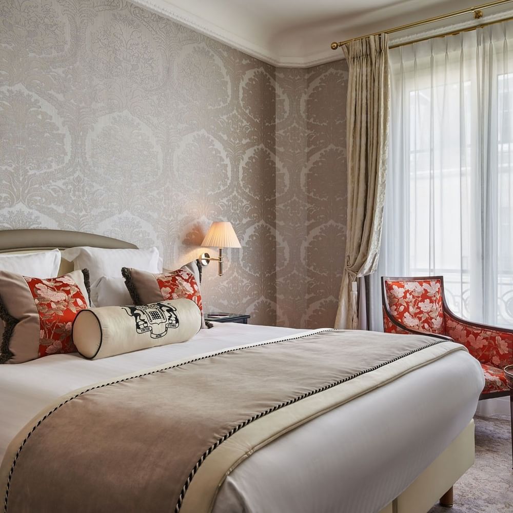 Élégante chambre Deluxe Belle Époque aux motifs floraux à l'Hôtel Westminster Paris.