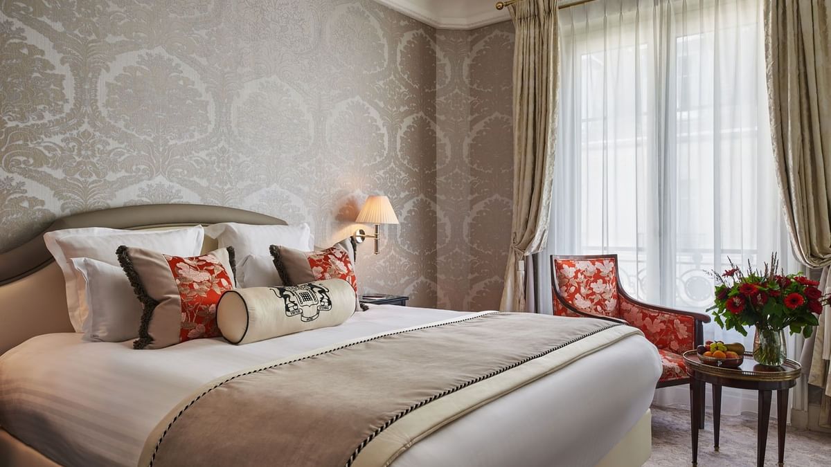 Élégante chambre Deluxe Belle Époque aux motifs floraux à l'Hôtel Westminster Paris.