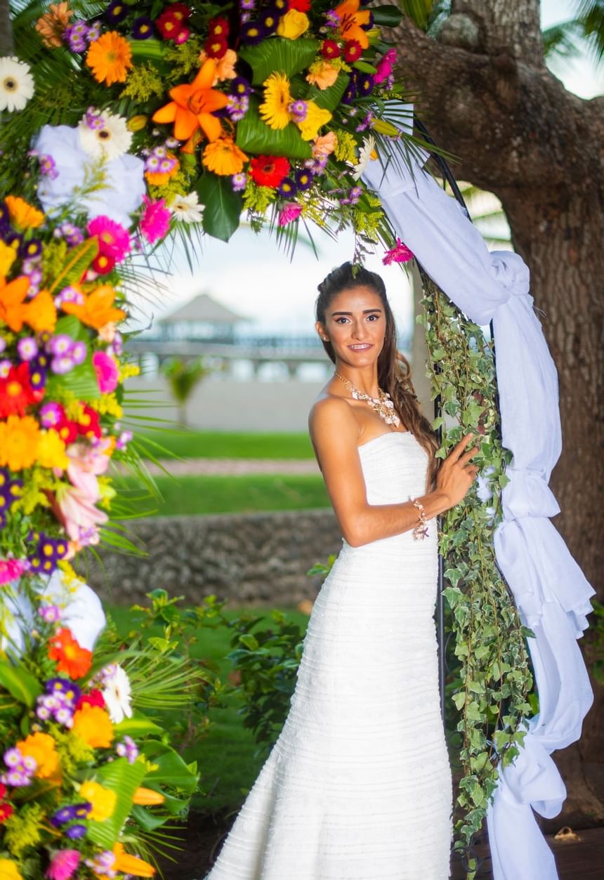 Retrato de una novia posando para una sesión de fotos en Fiesta Resort