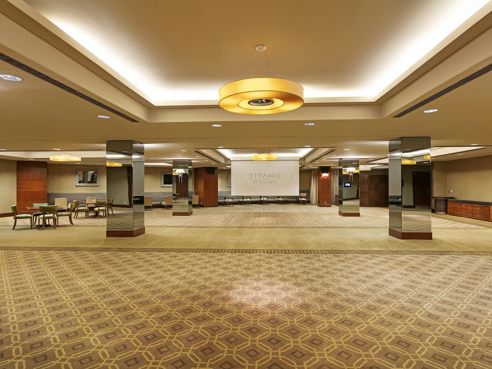  Titanic Business Kartal’daki Savlo salonunun geniş etkinlik alanının iç mekânı.