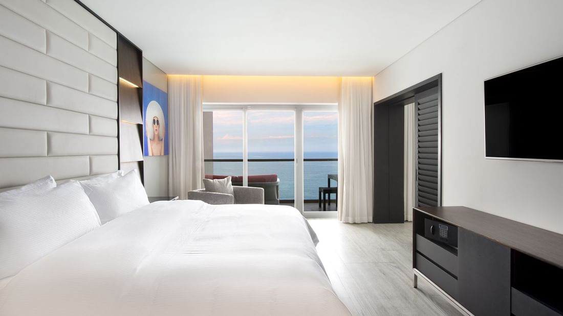 King bed in Party Master Suite Ocean Front, GFA Puerto Vallarta