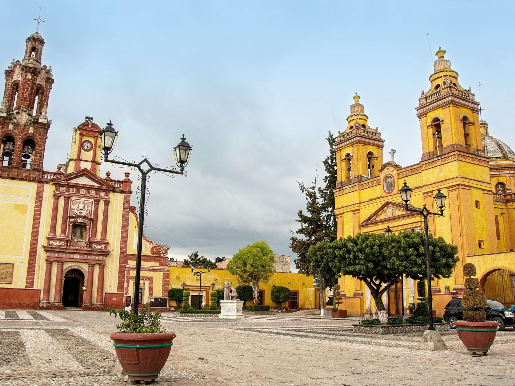 Ciudad mexicana y la iglesia cerca de Grand Fiesta Americana