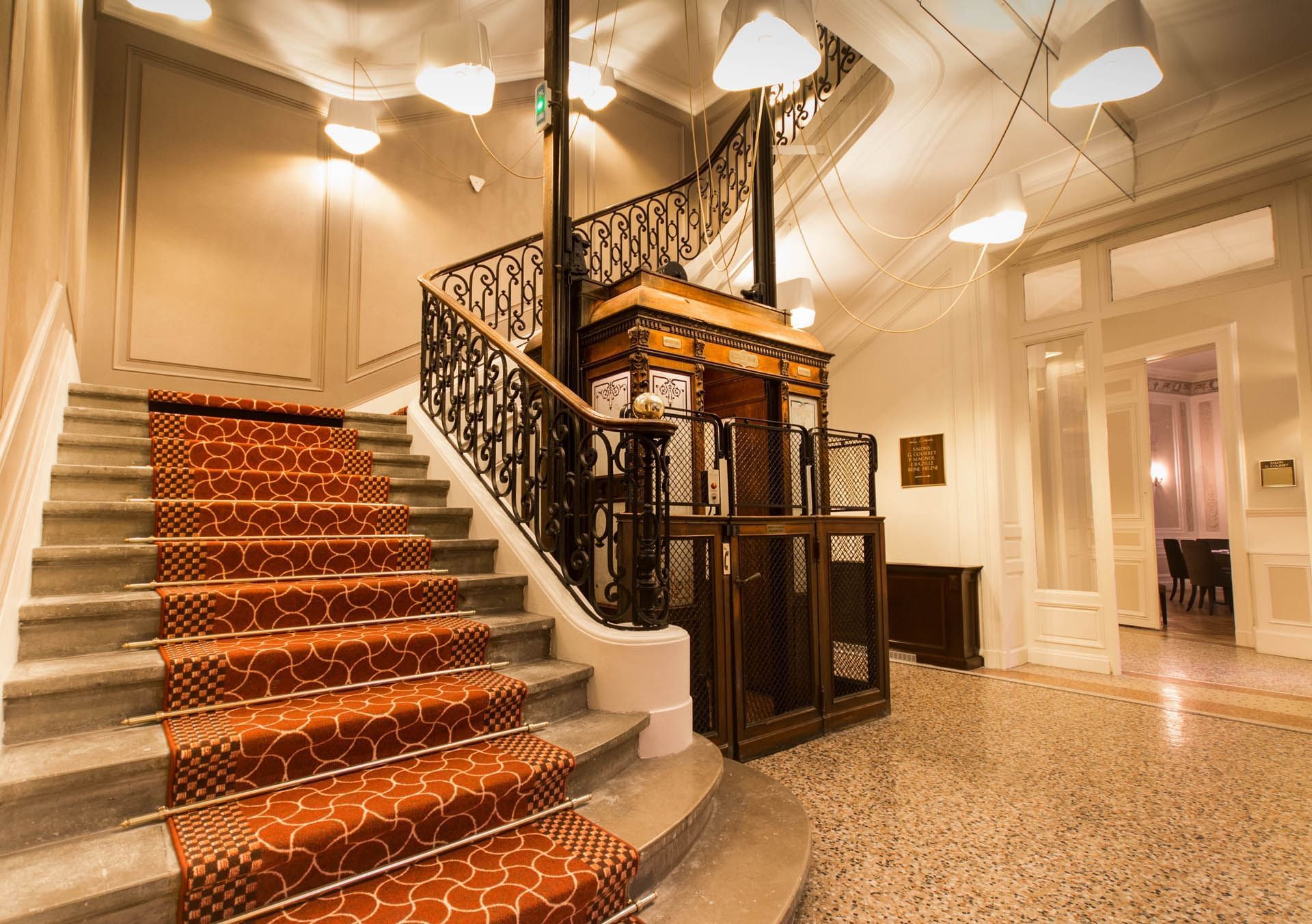 Escalier du hall de l'hôtel à l'Oceania Le Métropole Montpellier