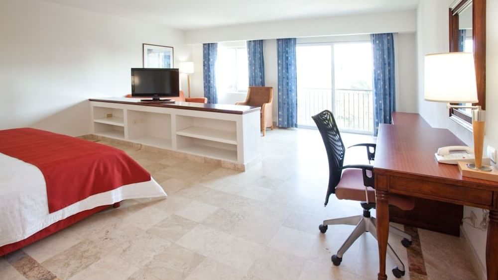 Work desk & lounge area in Master Suite at Gamma Plaza Ixtapa