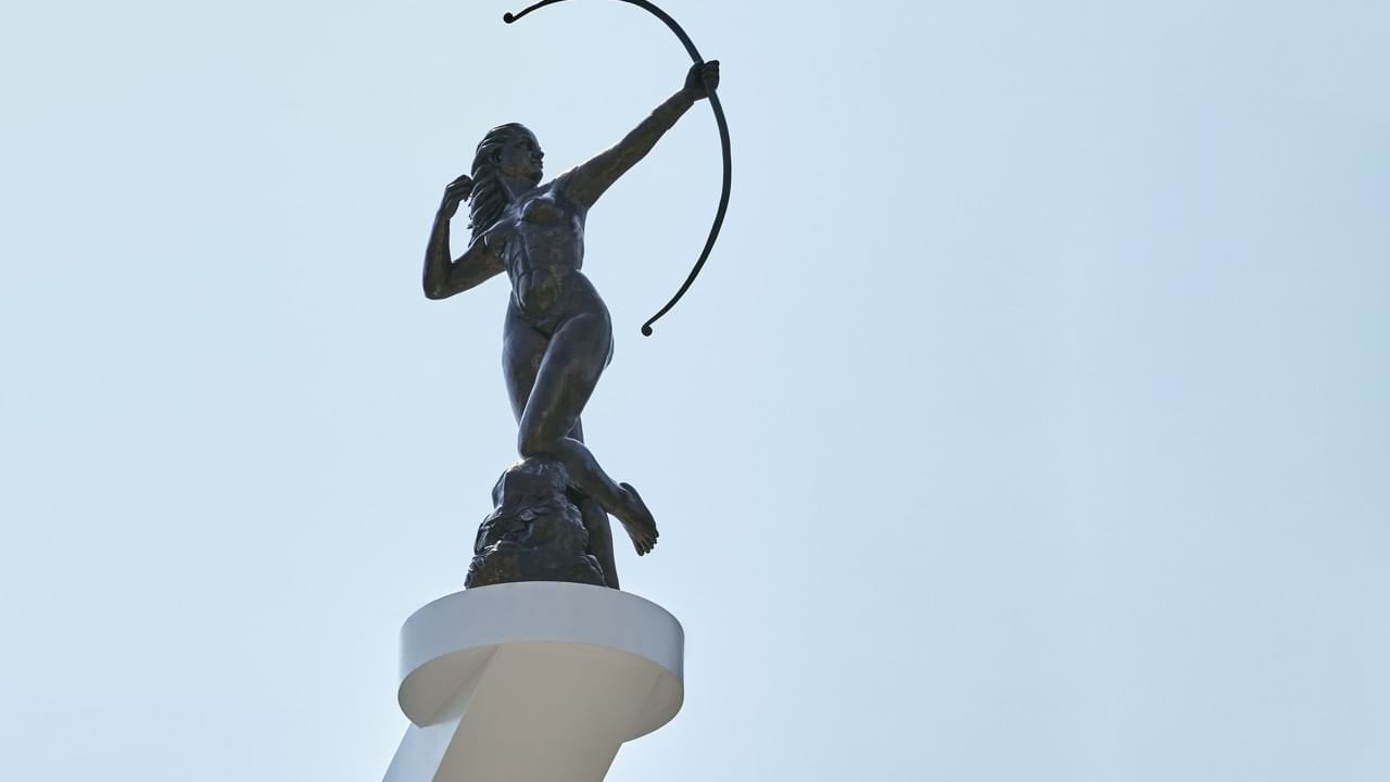 Close-up of a lady holding an arrow at One Acapulco Diamante