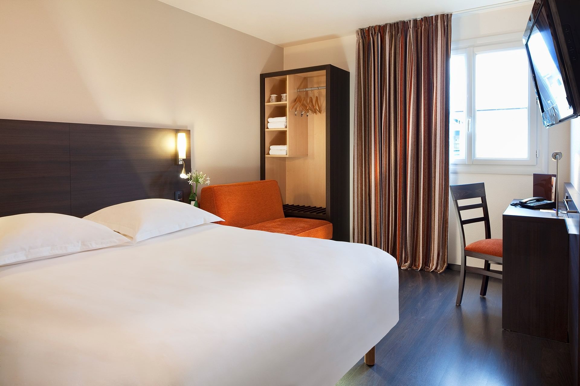 Lit king-size et bureau dans une chambre à l'Escale Oceania Nantes Aéroport