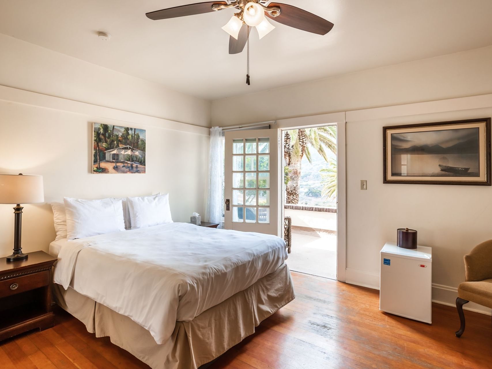 Shared Balcony Queen Room with wooden floors at Banning House Lodge