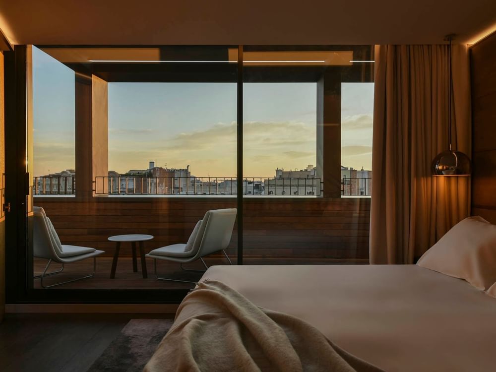 Terrace Suite | Vista de la terraza y la cama en Almanac Group