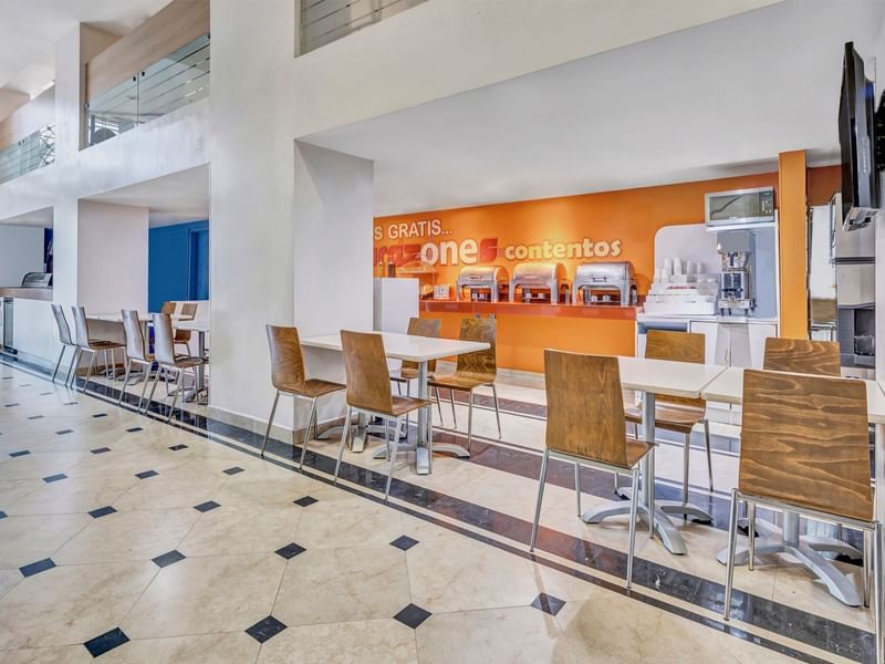 Mesas de comedor en el restaurante de Fiesta Americana Travelty