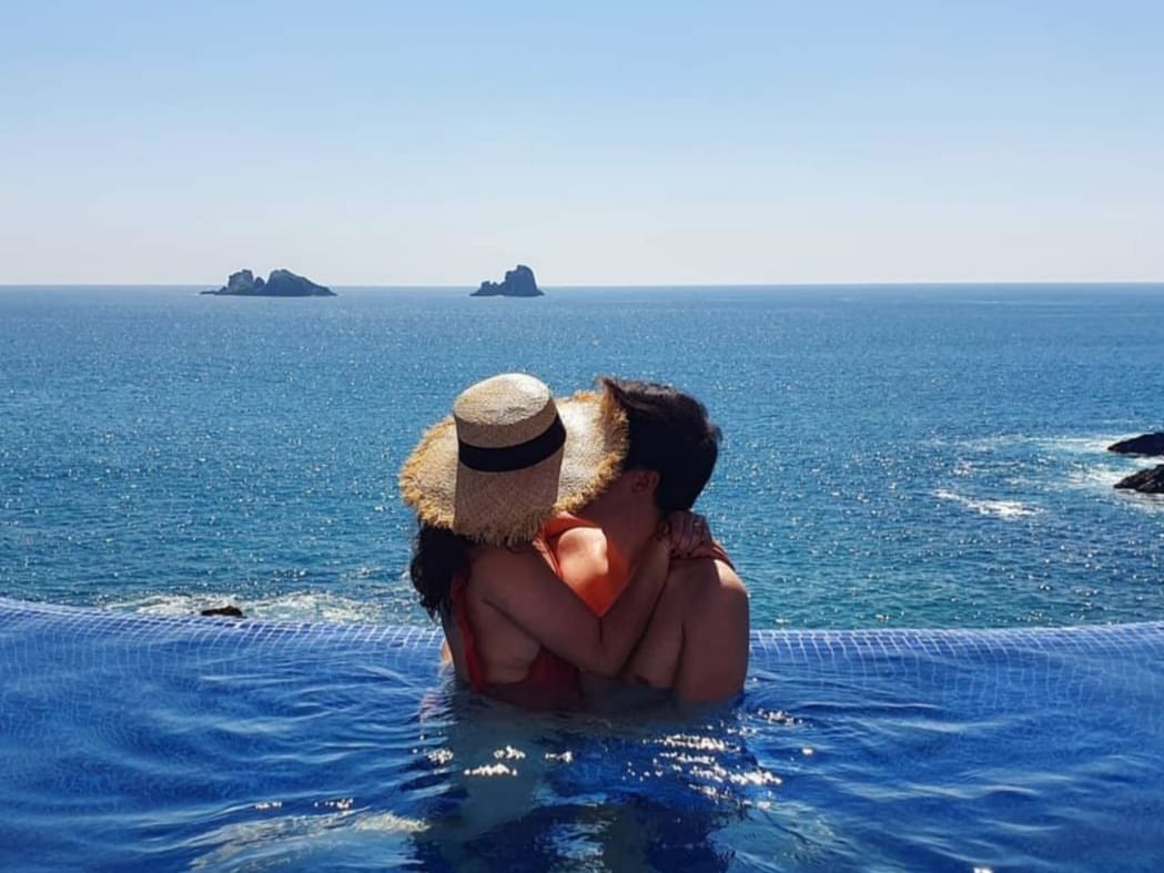 Couple kissing in the pool with Sea view at Cala de Mar Resort