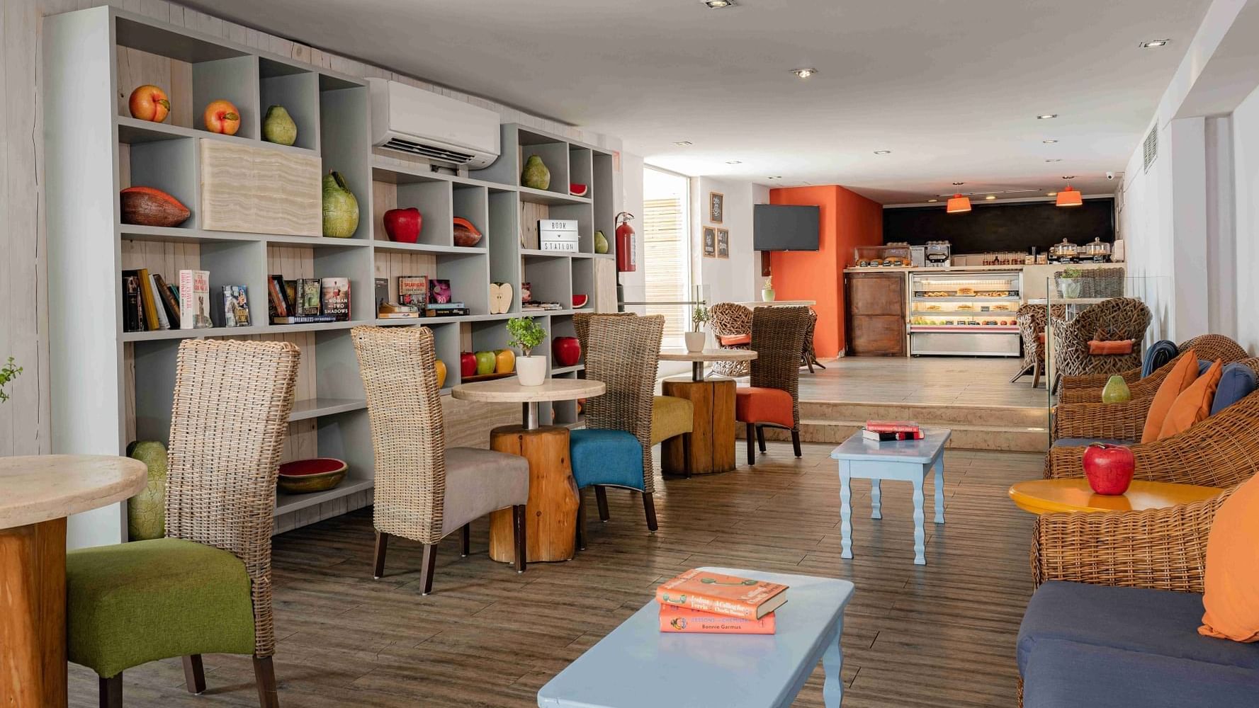 Relaxed and inviting lounge area in Espresso Cappuccino at Marquis Los Cabos Resort