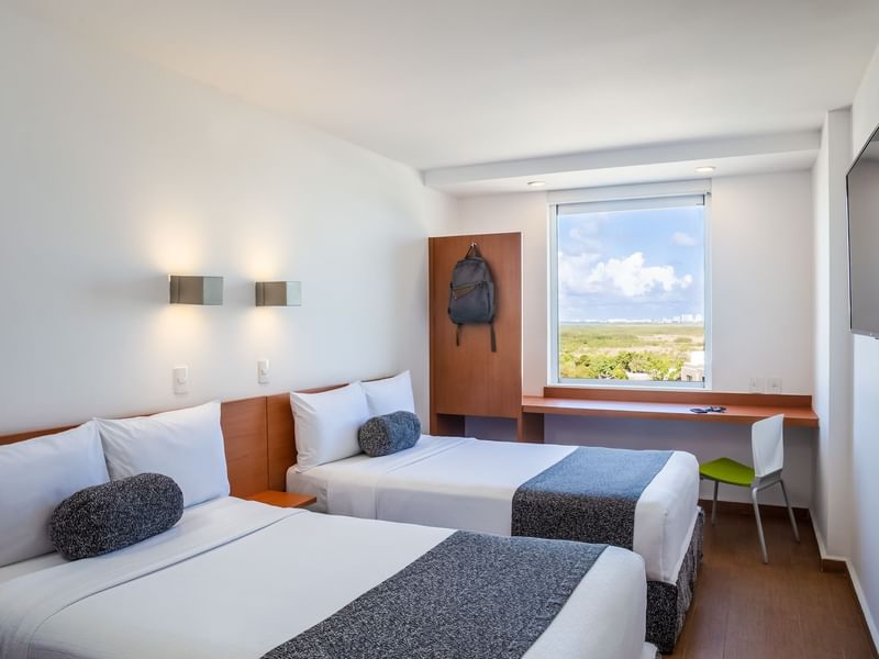 Interior de la habitación accesible con vistas a la ciudad en One Hotels