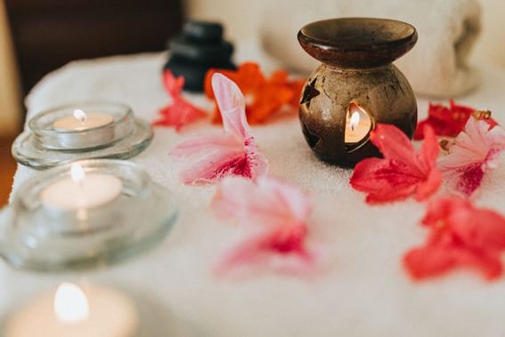 Flores y velas en el spa de Los Mandarinos Boutique Hotel