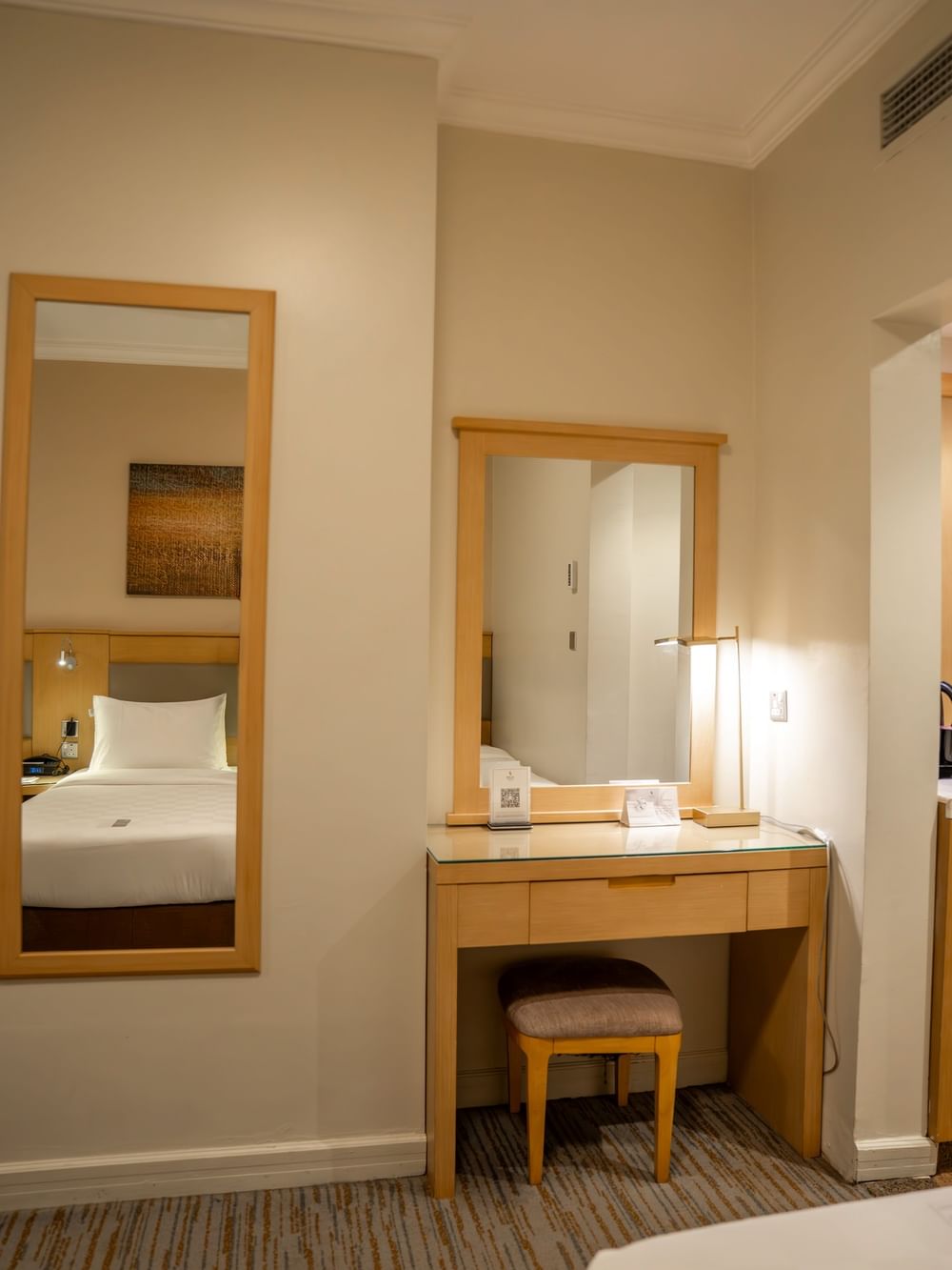 غرفة خماسية قياسية في فندق سجى ورويك المدينة المنورة، وتحتوي على منضدة للتزيين ومرايا.