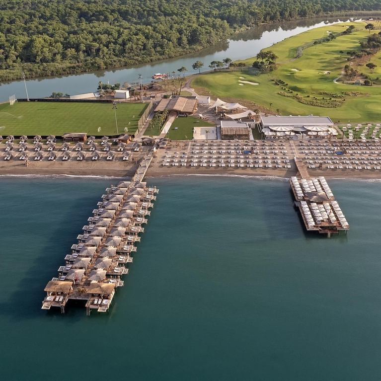 Titanic Deluxe Golf Belek – Sahil Şemsiyeleri, İskelesi ve Nehir Manzarasıyla Eşsiz Bir Tatil Noktası
