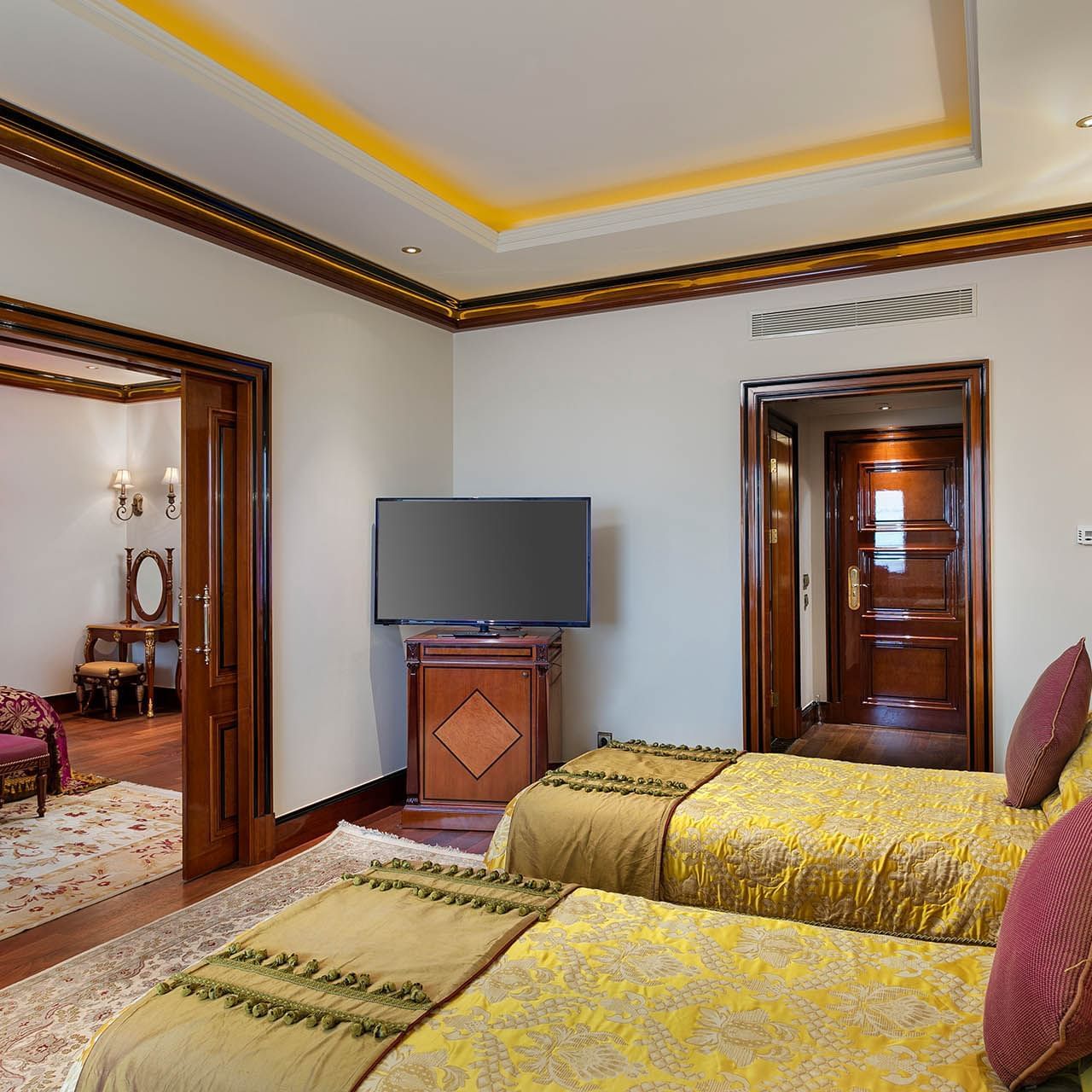 Titanic Mardan Palace’ın Premium Aile Odasında iki rahat yatak ve TV