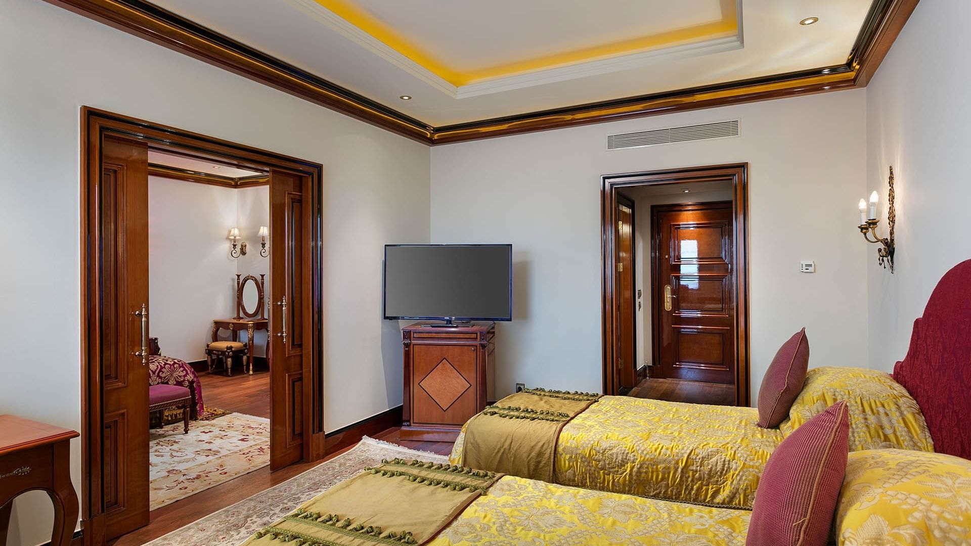 Titanic Mardan Palace’ın Premium Aile Odasında iki rahat yatak ve TV