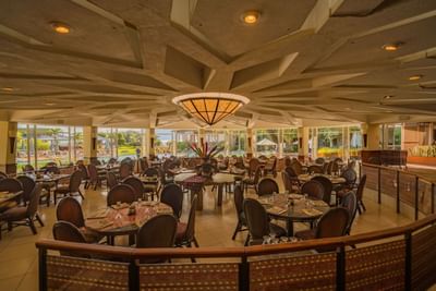 Dining table arranged in Cakchiquel Restaurant at Porta Hotel Del Lago
