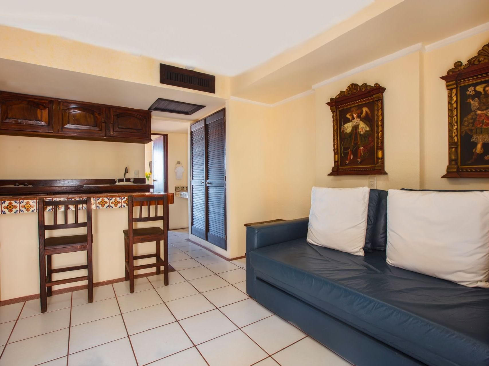 Living area with a sofa in Junior Suite at Playa Los Arcos