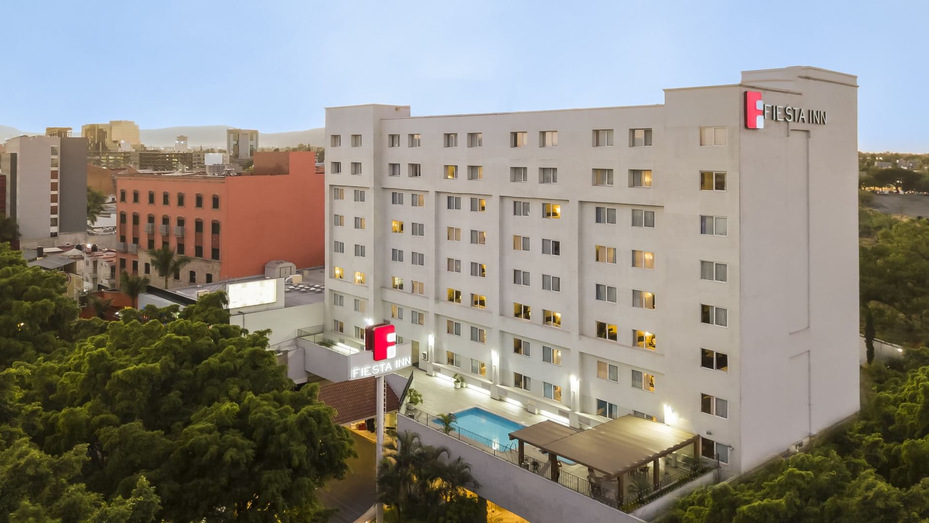 Exterior evening view of Fiesta Inn Guadalajara Expo