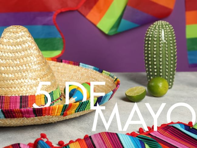 Una exhibición del Cinco de Mayo en Hacienda del Mar Los Cabos, con un sombrero, maracas, limones y un cactus.