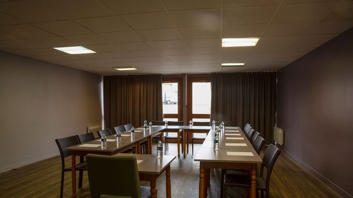 Conference room with a projector in Hotel Au Chene Vert