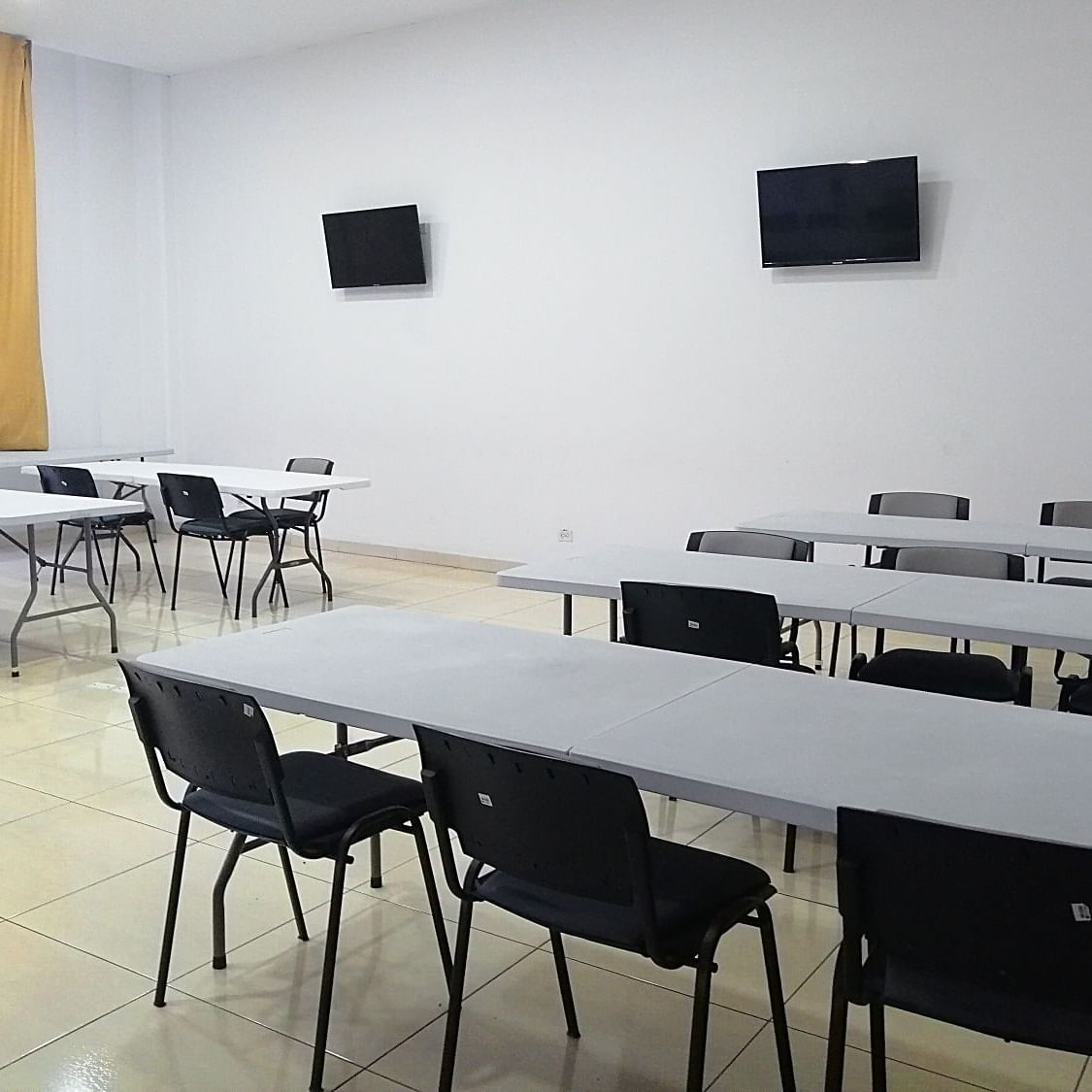Lounge with tables & TV  at Hotel CLC Mamonal Cartagena