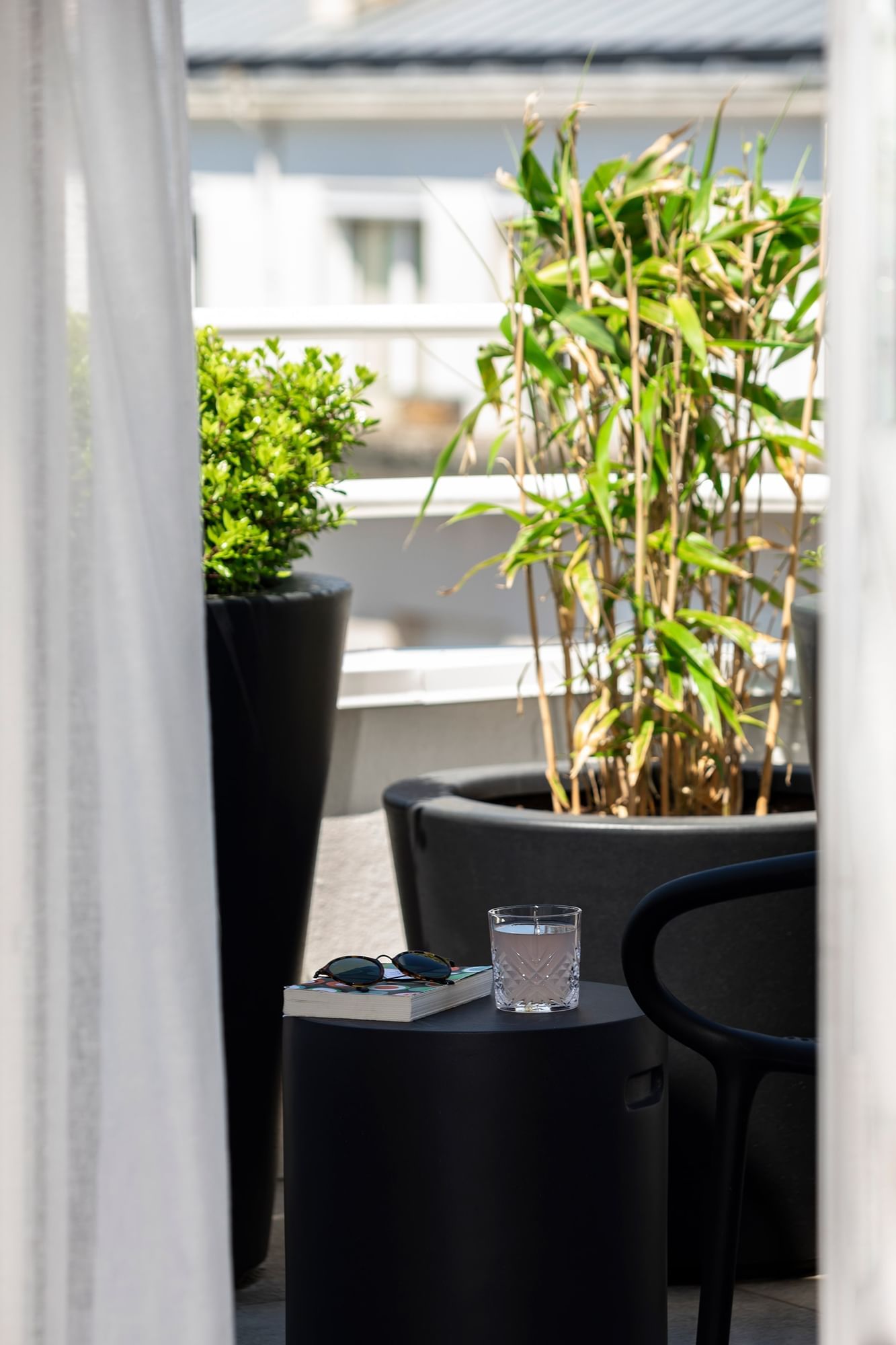 Pots de plantes et table avec verres à l'Oceania Le Conti Brest