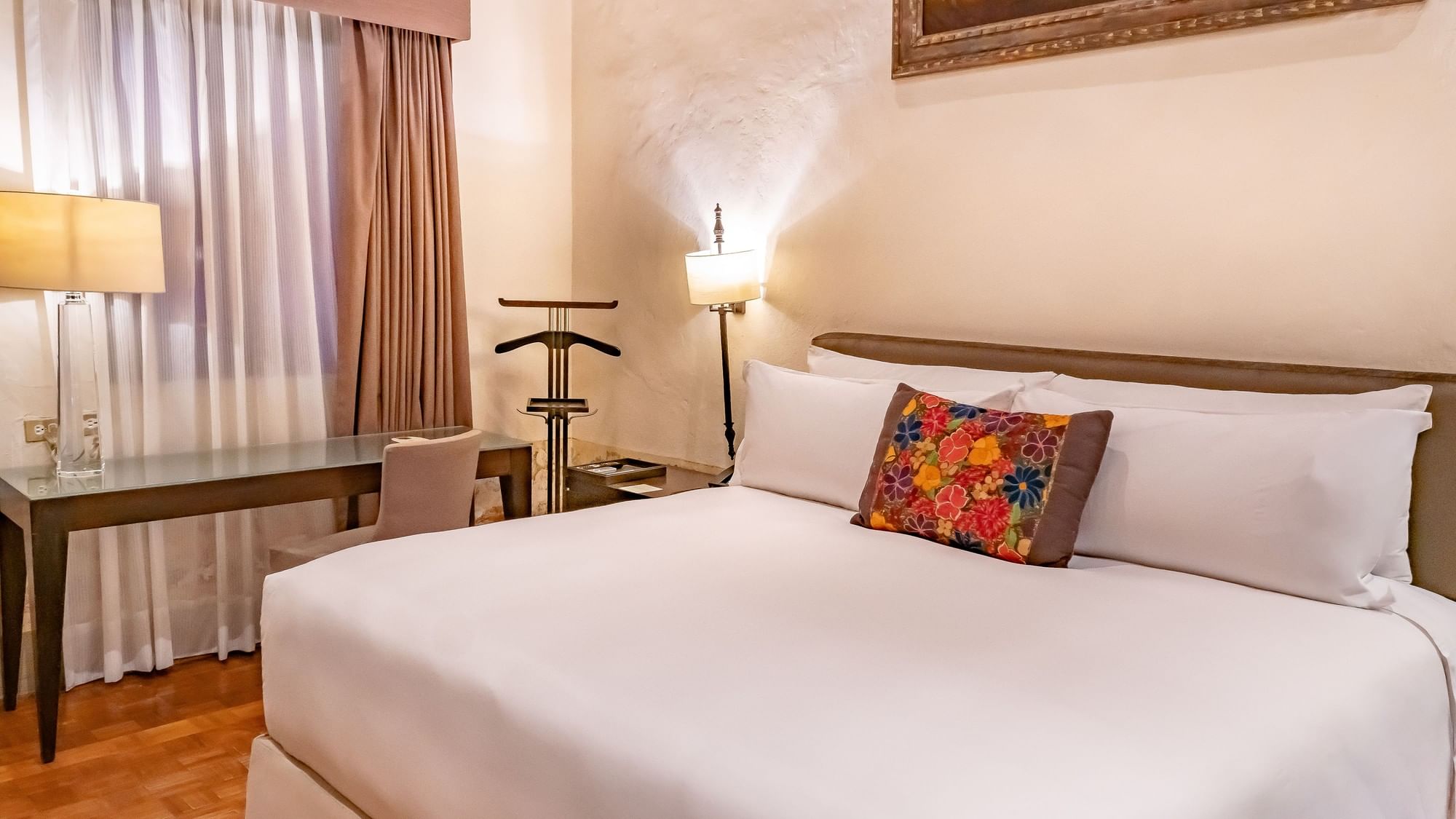 Habitación Novicia King con cama grande, escritorio y lámparas en Quinta Real Puebla, Heroica Puebla de Zaragoza