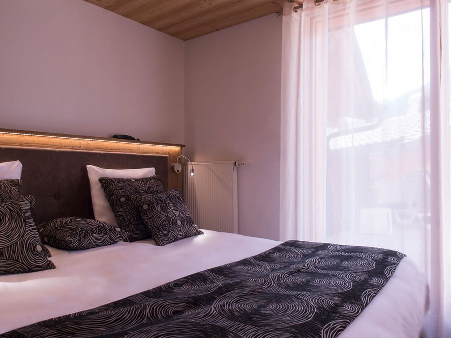 Interior of a family bedroom at Chalet hotel les gentianettes