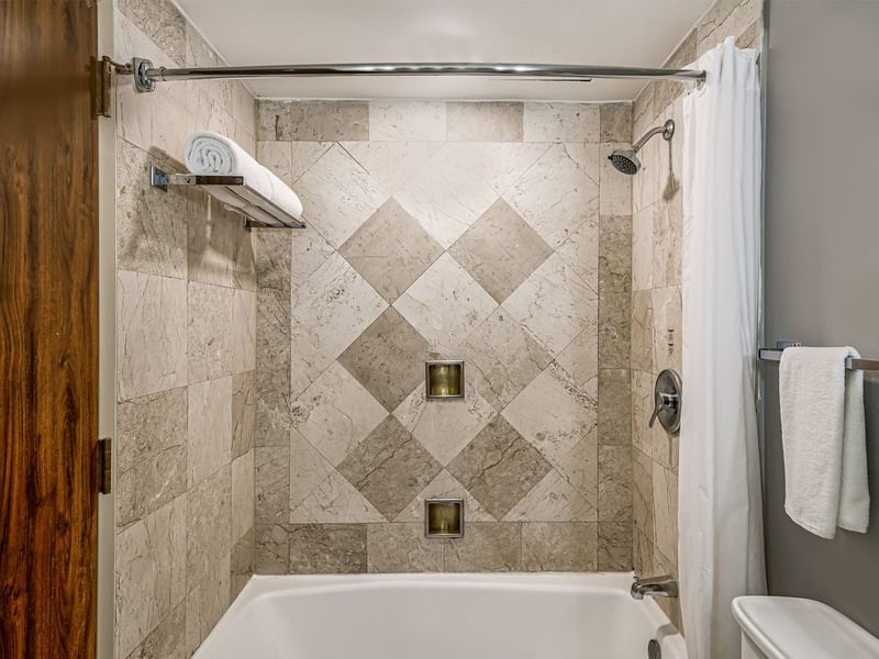 Baño clásico con tina y ducha en Junior Suite, 1 King en Fiesta Inn Express Nuevo Laredo con estante para toallas