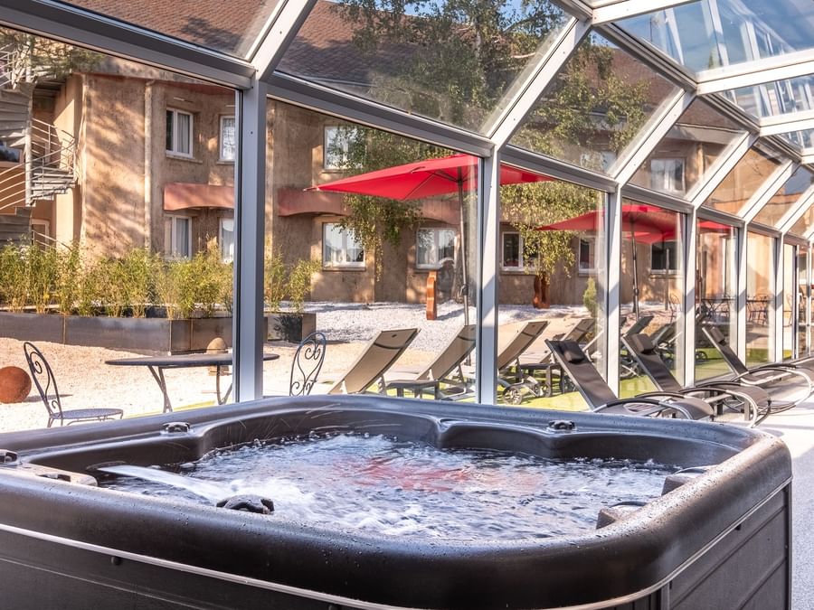 Hot jacuzzi in Hotel Causse Comtal at The Originals Hotels