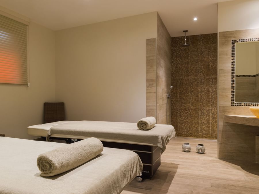 Spa bed & accessories at Hotel aux vieux remparts