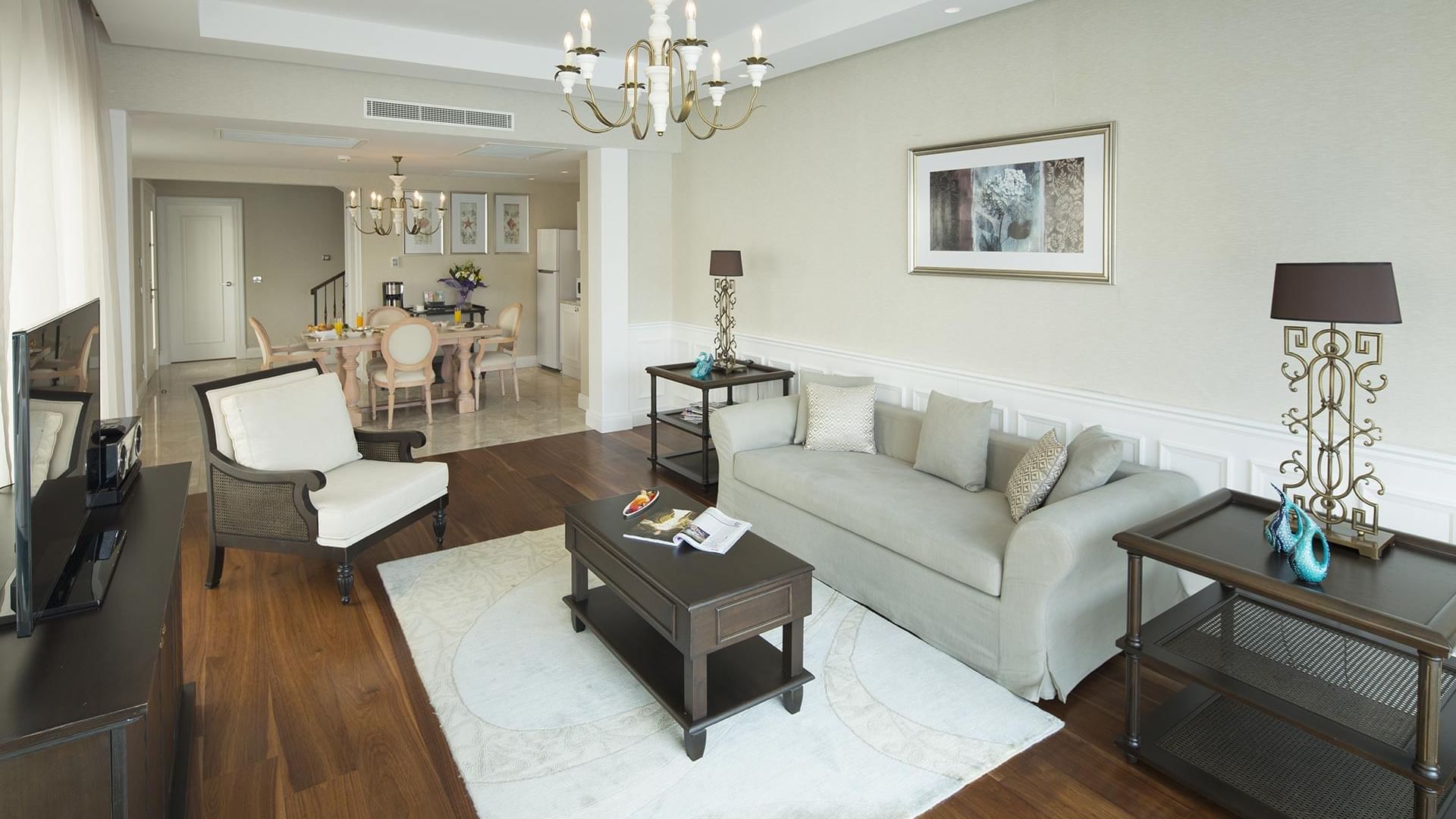 Titanic Deluxe Golf Belek'teki Design Pool Villa'da ahşap zeminli oturma odası.