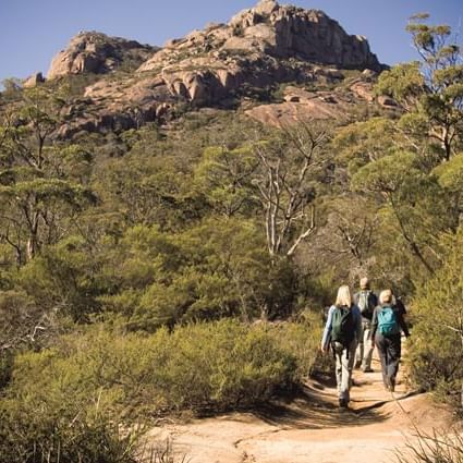 People on a hike at the mountain near Freycinet Lodge 