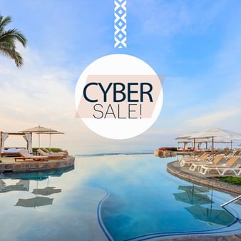 Piscina de lujo junto al mar con tumbonas y sombrillas, y texto 