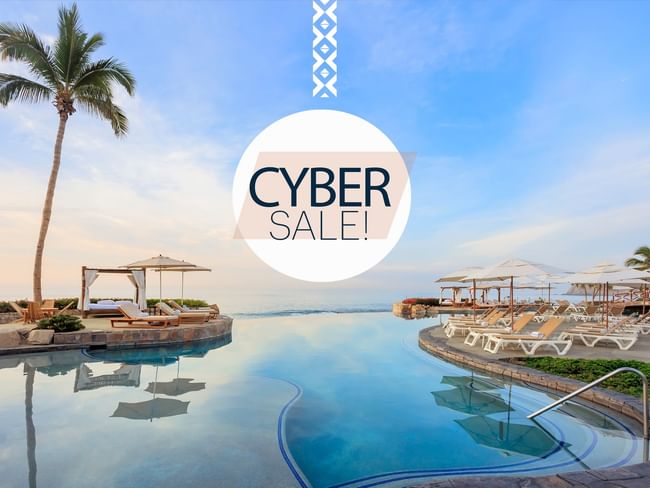 Piscina de lujo junto al mar con tumbonas y sombrillas, y texto 