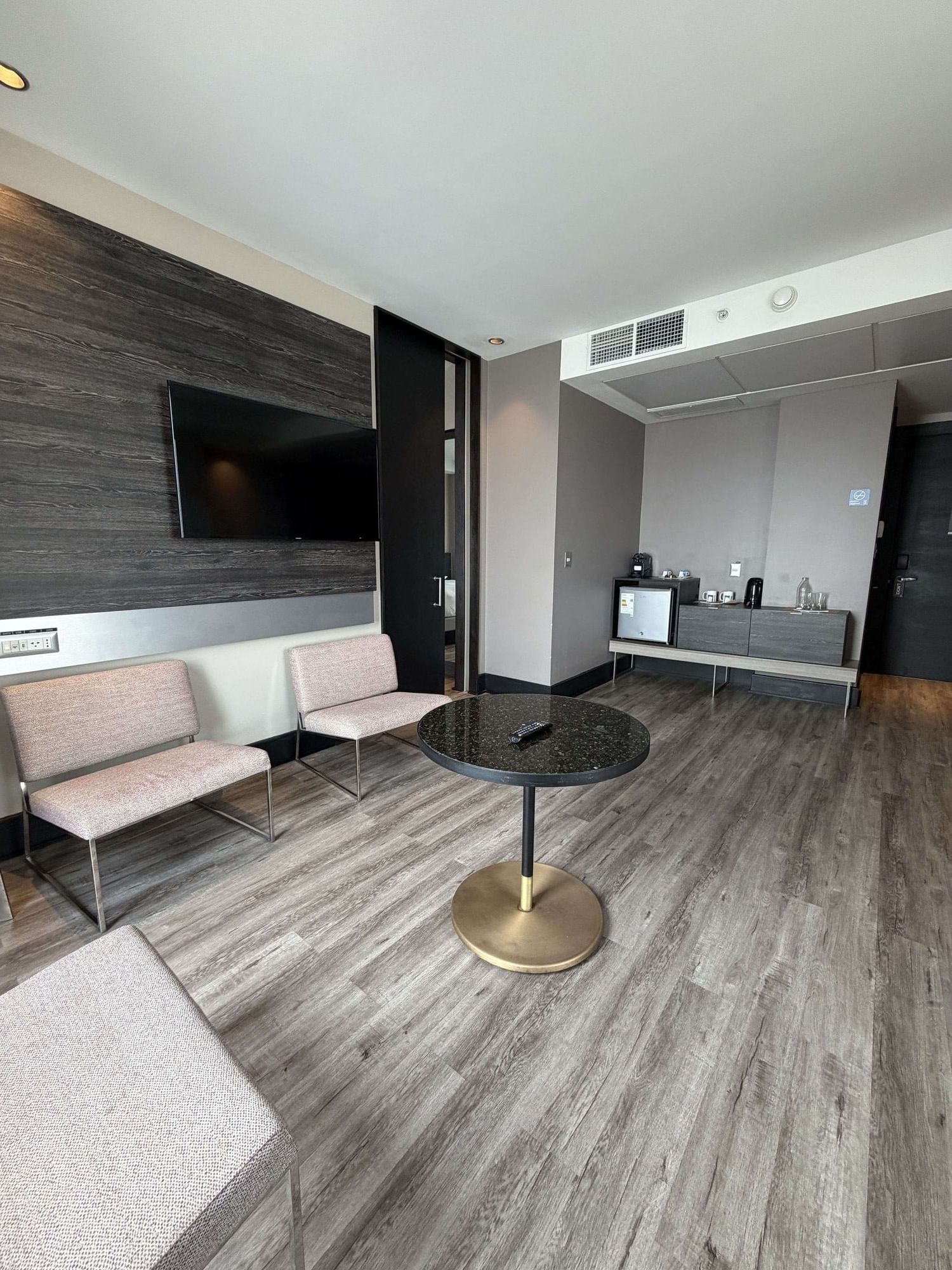 Suite Superior con cama king y zona de estar con sillones que destaca los mejores alojamientos de Chile en Veranda Hotel