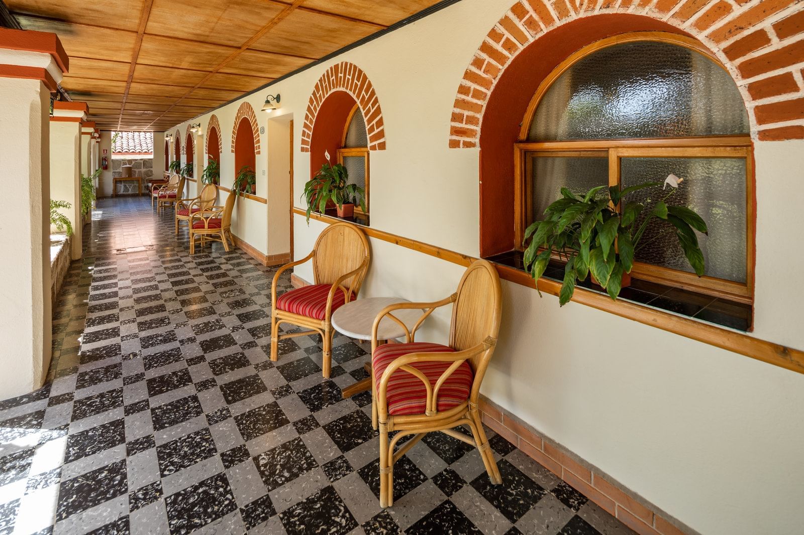 Lounge area arranged in the hallway at Regis Hotel & Spa