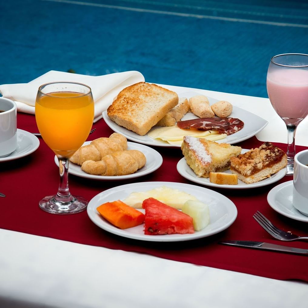 Breakfast served by the pool at La Cantera Lodge De Selva