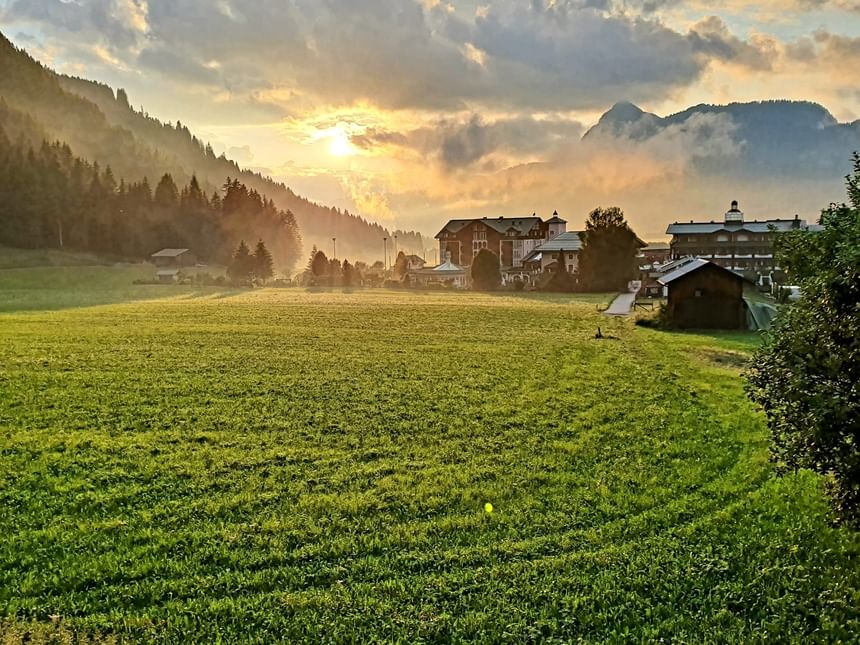 Grúne Feldwiese bei Sonnenaufgang beim Wellnesshotel Liebes Rot Flüh, Tannheimer Tal Tirol