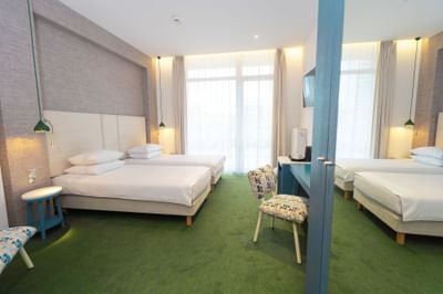 Executive Room with double bed, work desk and cupboard at Metropol Hotel