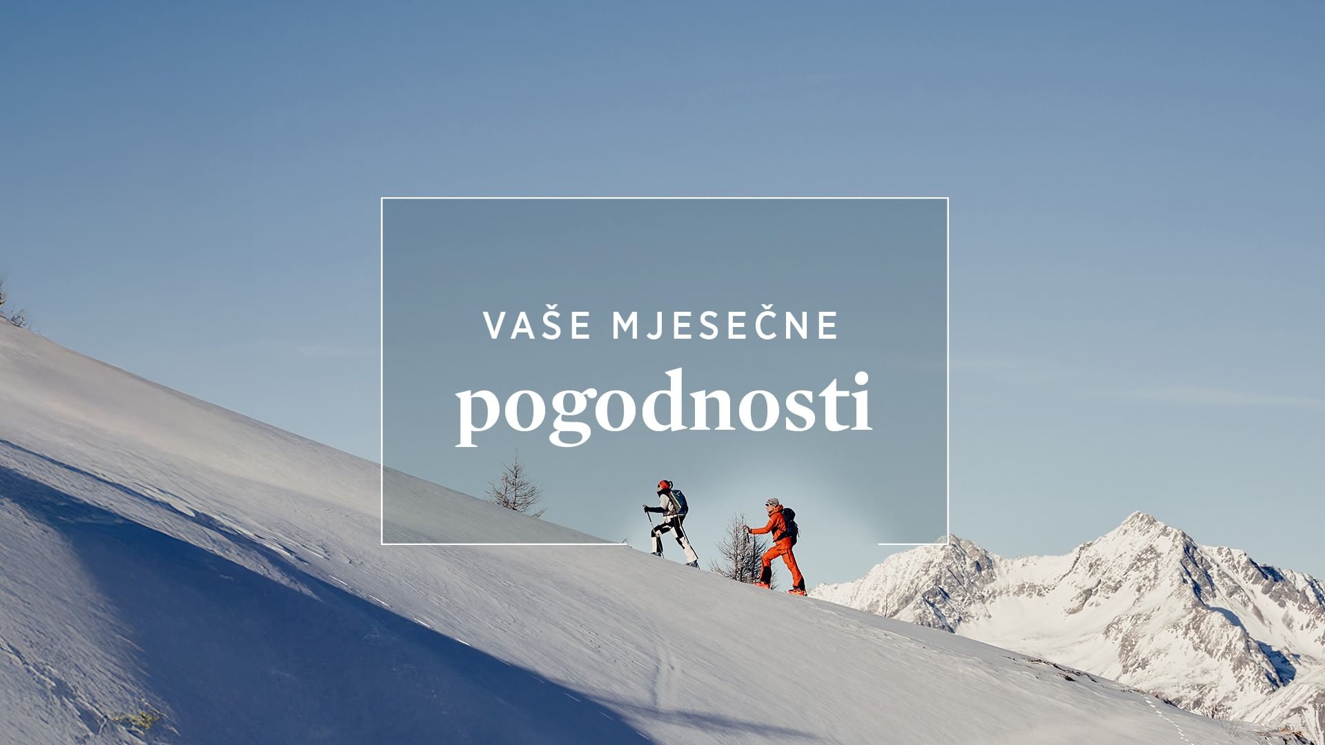 Dva planinara na sniježnom padini s tekstom 