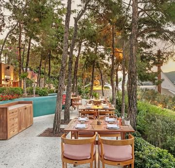 Titanic Luxury Collection Bodrum’daki Nori Restaurant’ta açık hava yemek deneyimi.