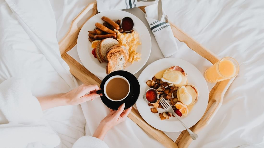 Photo d'un petit déjeuner dans un lit 