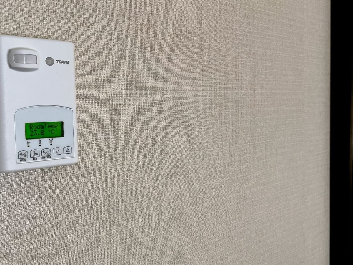 Wall thermostat