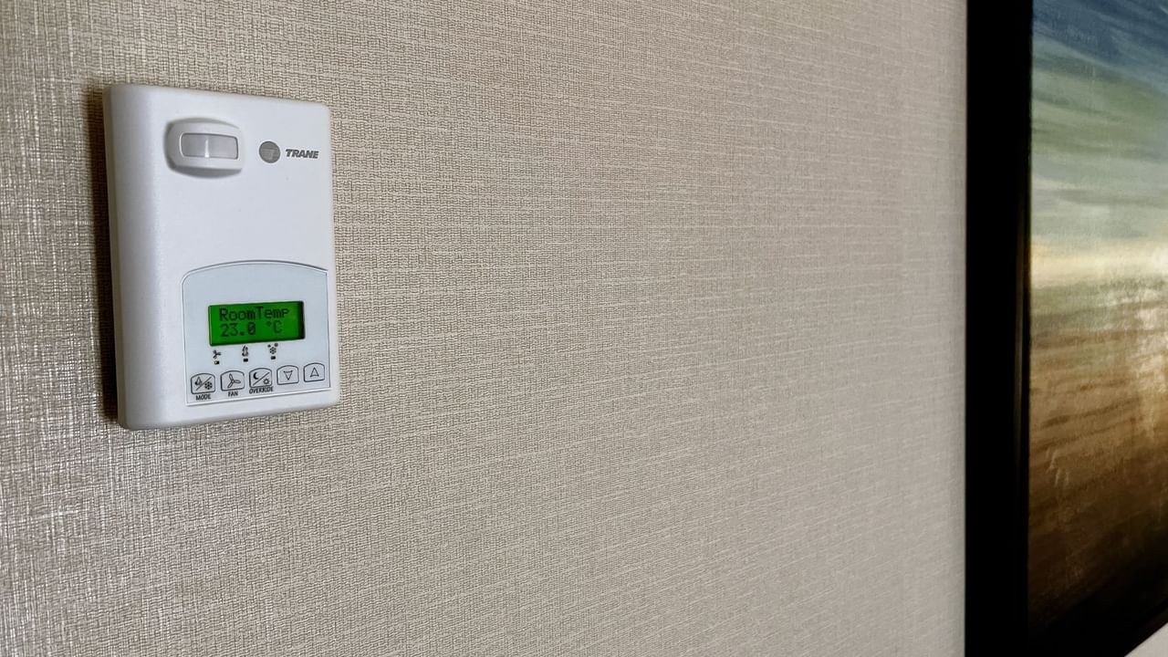 Wall thermostat