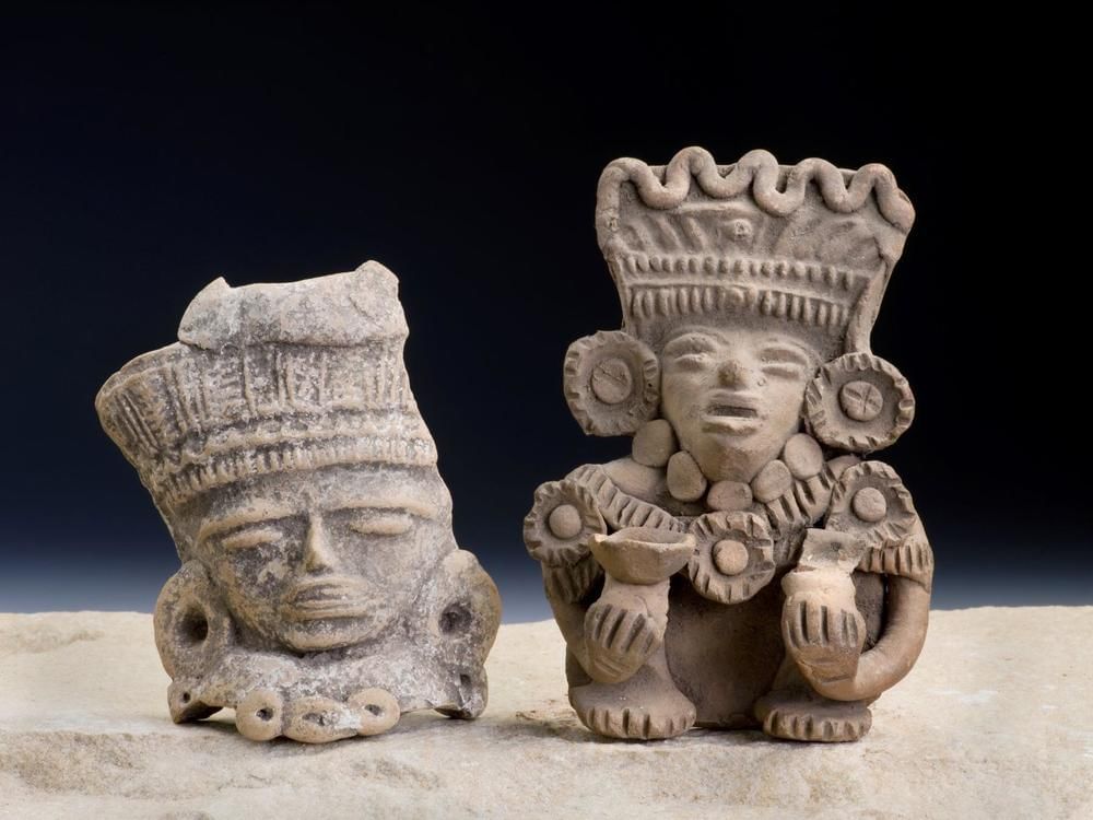 Antiguas estatuas de la cultura maya cerca de Grand Fiesta Americana