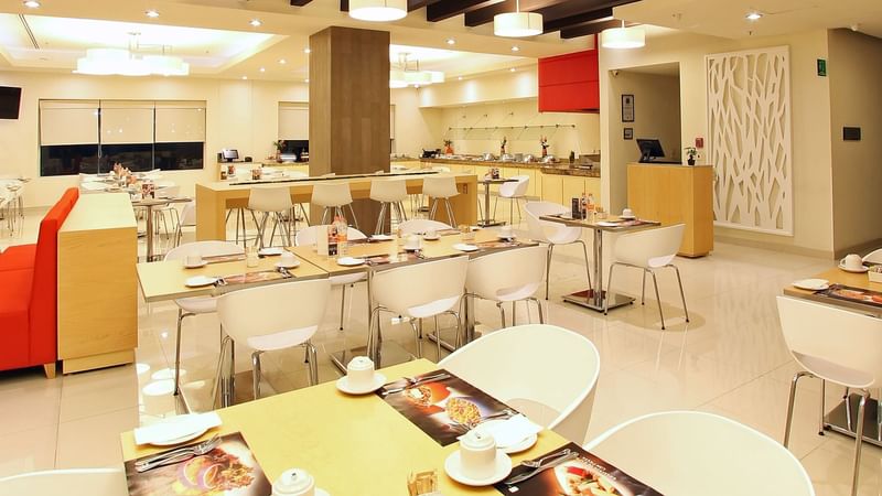 Dining area in a restaurant at Fiesta Inn Coatzacoalcos