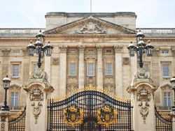 Buckingham palace front view near Sloane Square Hotel